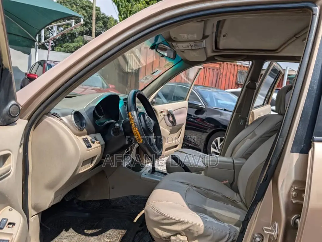 Toyota RAV4 2005 Gold