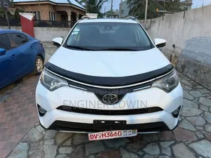 Toyota RAV4 XLE 4dr SUV (2.5L 4cyl 6A) 2018 White