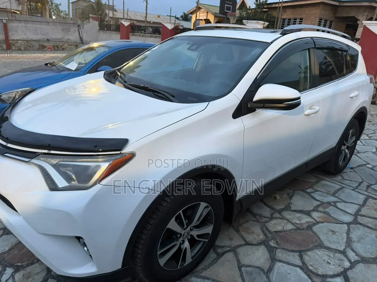 Toyota RAV4 XLE 4dr SUV (2.5L 4cyl 6A) 2018 White