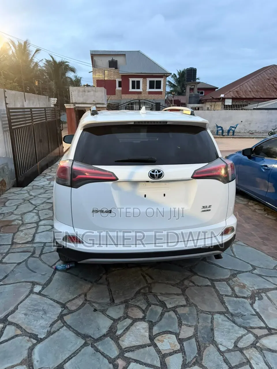 Toyota RAV4 XLE 4dr SUV (2.5L 4cyl 6A) 2018 White