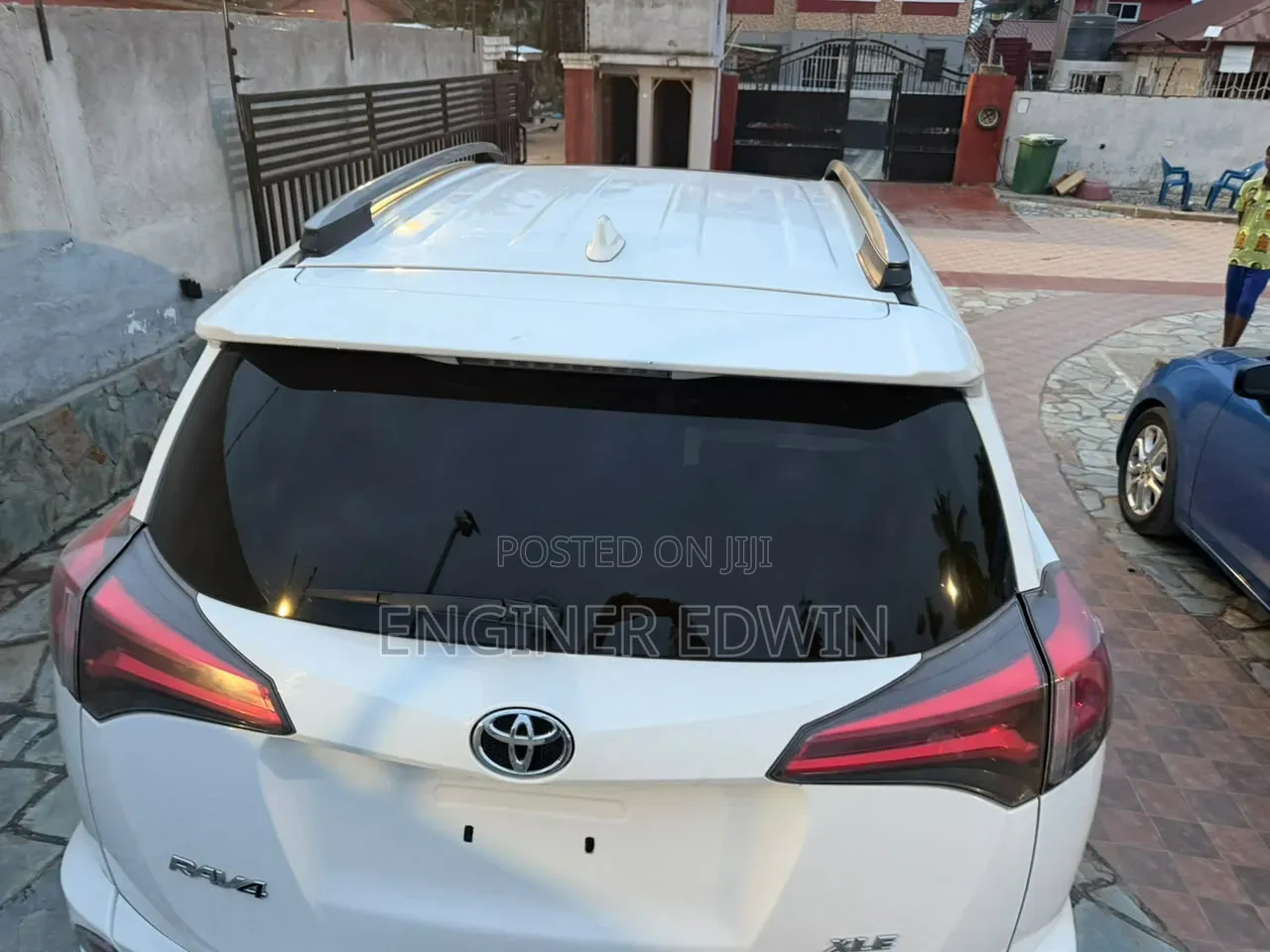 Toyota RAV4 XLE 4dr SUV (2.5L 4cyl 6A) 2018 White