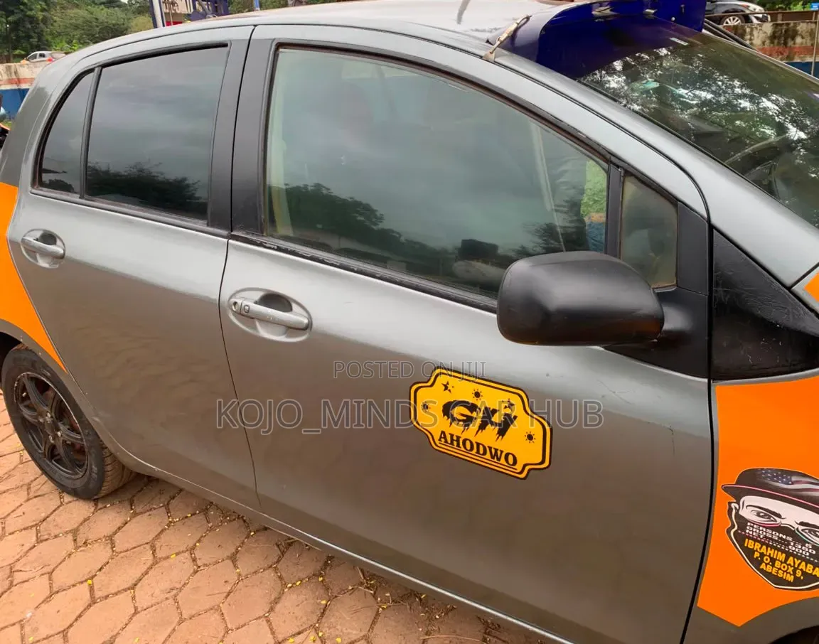 Toyota Vitz 1.0 FWD 3dr 2010 Gray