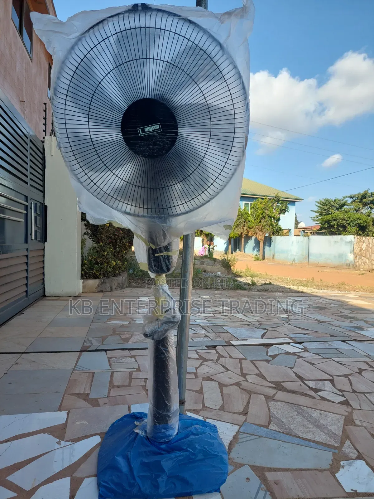 Black Longson Electric Fan With Remote