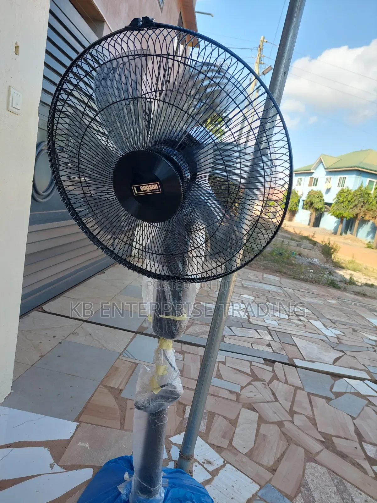Black Longson Electric Fan With Remote