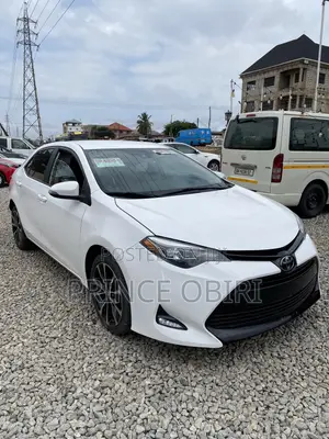 Toyota Corolla SE (1.8L 4cyl 2A) 2018 White