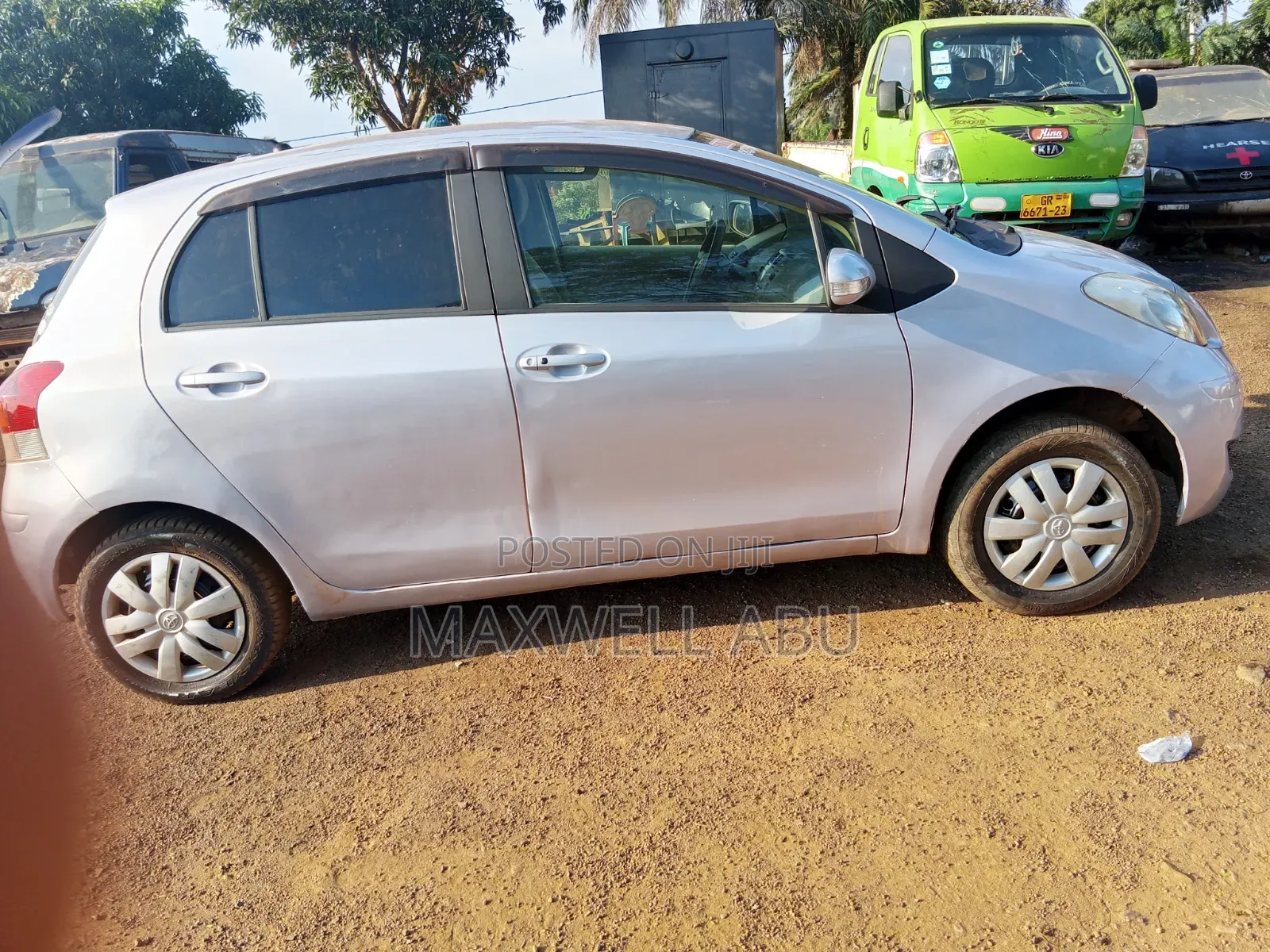 Toyota Vitz 2010 Silver