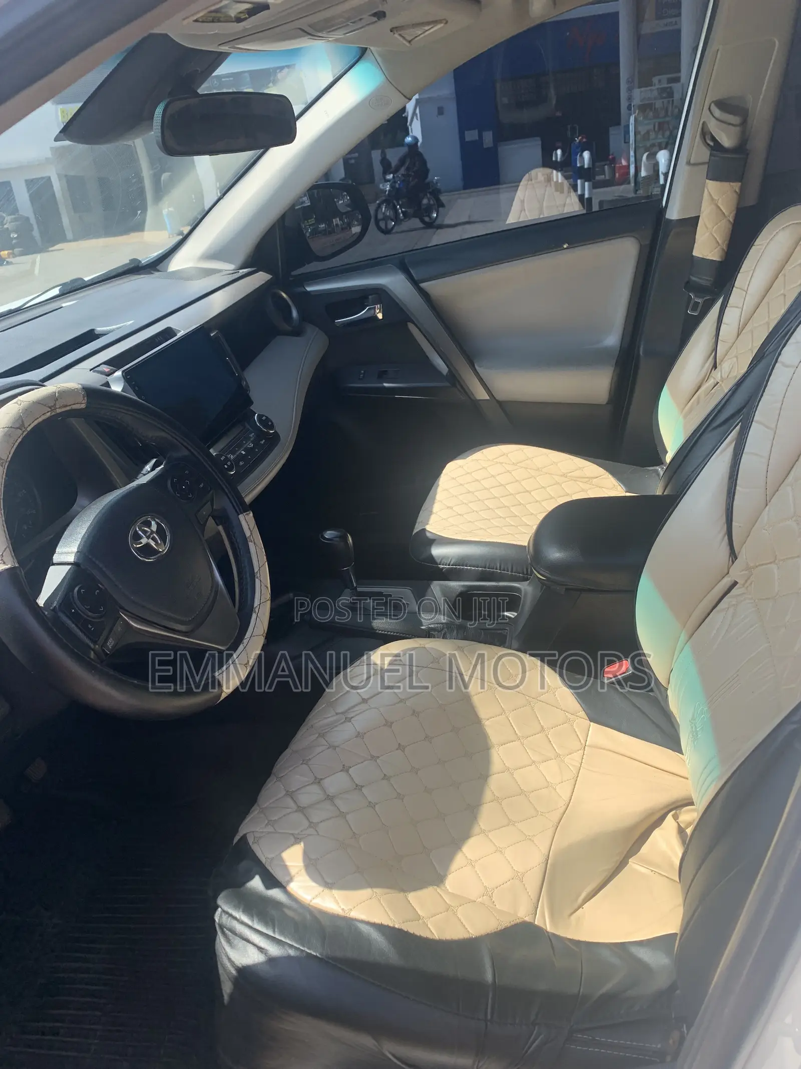 Toyota RAV4 XLE 4dr SUV AWD (2.5L 4cyl 6A) 2018 White