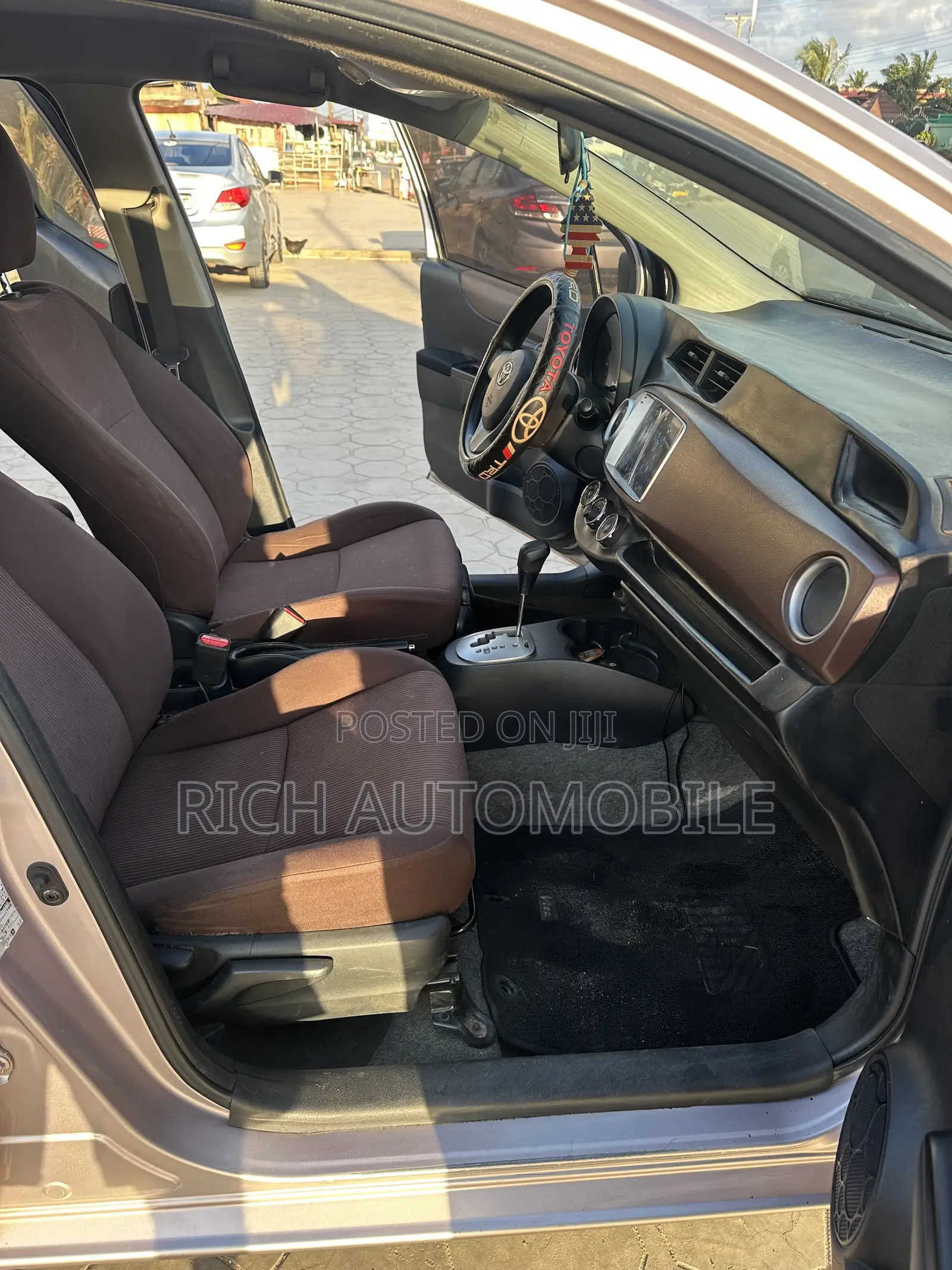 Toyota Vitz 1.3 AWD 5dr 2013 Pearl