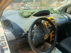 Toyota Vitz 1.0 FWD 3dr 2010 Gray