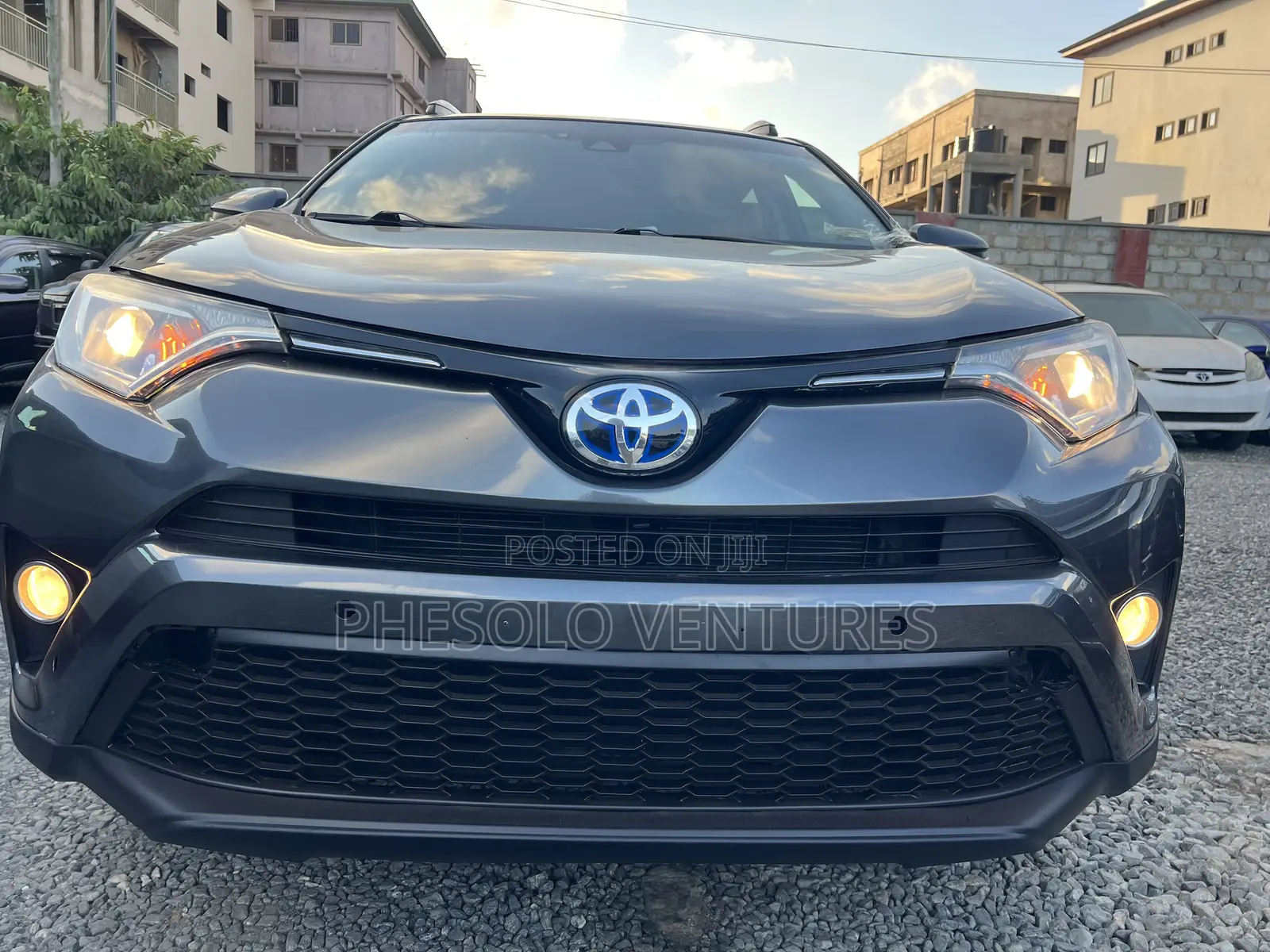 Toyota RAV4 XLE 4dr SUV (2.5L 4cyl 6A) 2018 Gray