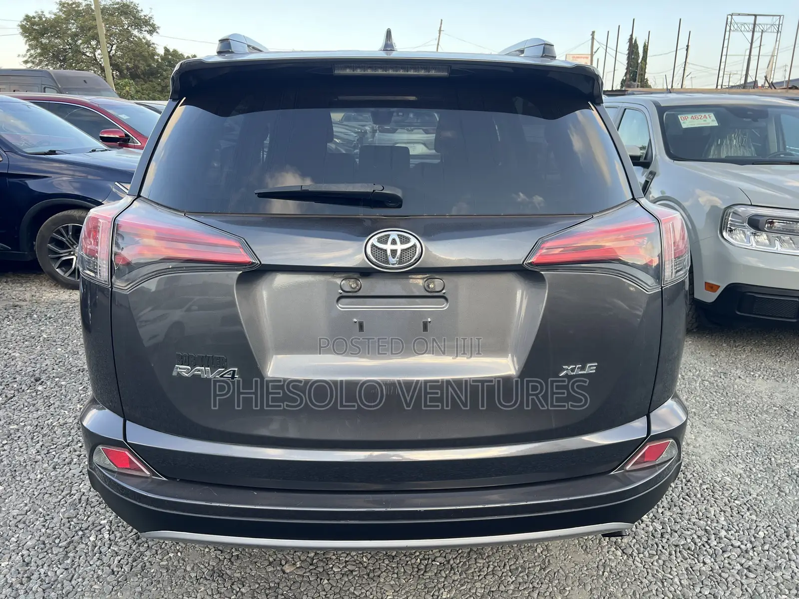 Toyota RAV4 XLE 4dr SUV (2.5L 4cyl 6A) 2018 Gray