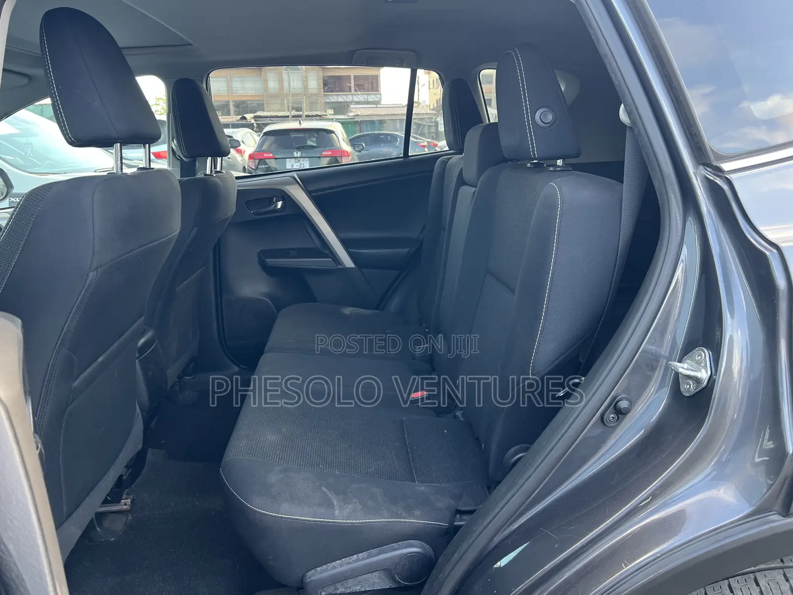 Toyota RAV4 XLE 4dr SUV (2.5L 4cyl 6A) 2018 Gray