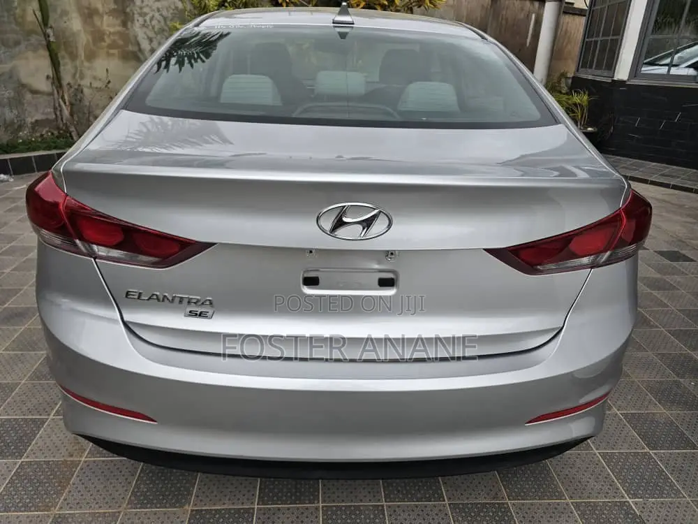 Hyundai Elantra SE Sedan FWD (2.0L 4cyl 6M) 2017 Silver