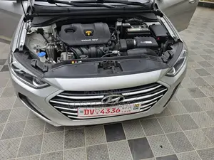 Hyundai Elantra SE Sedan FWD (2.0L 4cyl 6M) 2017 Silver
