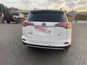 Toyota RAV4 XLE 4dr SUV (2.5L 4cyl 6A) 2018 White