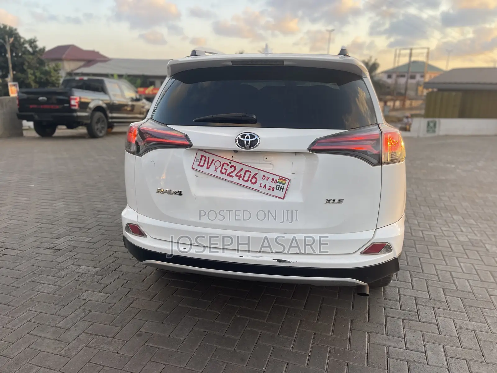 Toyota RAV4 XLE 4dr SUV (2.5L 4cyl 6A) 2018 White