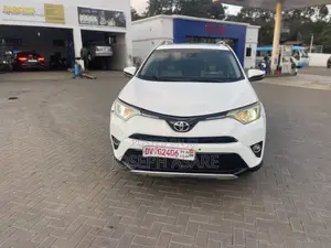 Toyota RAV4 XLE 4dr SUV (2.5L 4cyl 6A) 2018 White