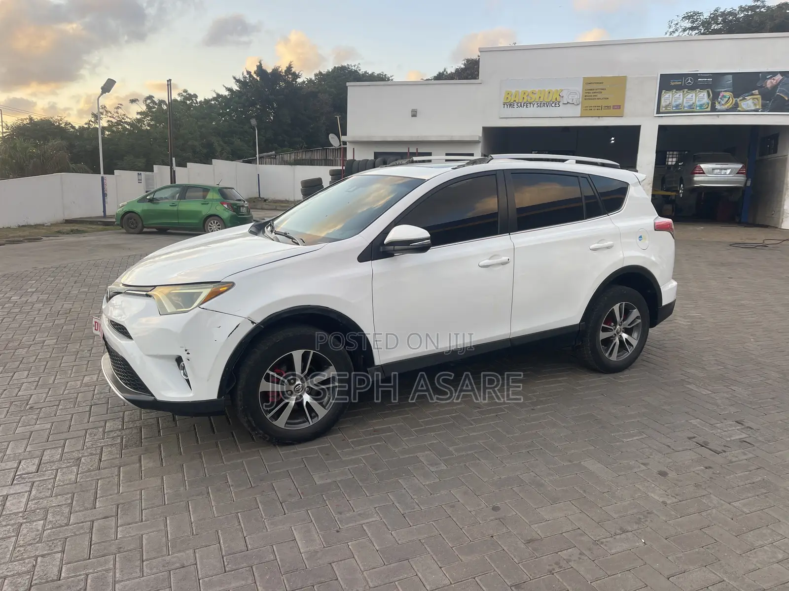 Toyota RAV4 XLE 4dr SUV (2.5L 4cyl 6A) 2018 White