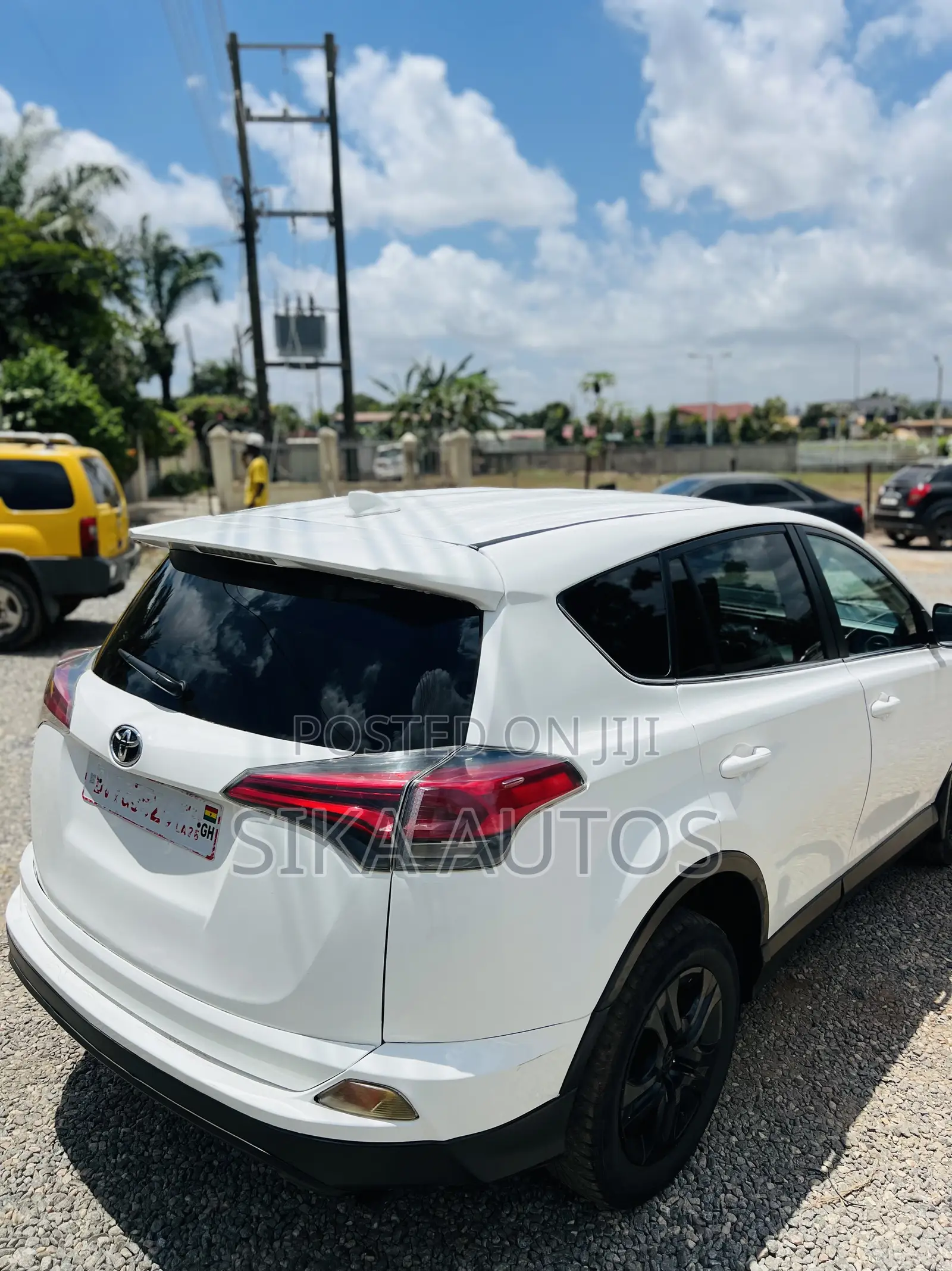 Toyota RAV4 XLE AWD (2.5L 4cyl 6A) 2017 White
