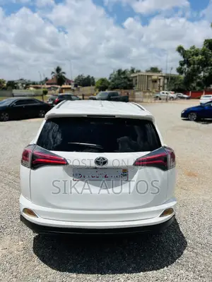 Toyota RAV4 XLE AWD (2.5L 4cyl 6A) 2017 White