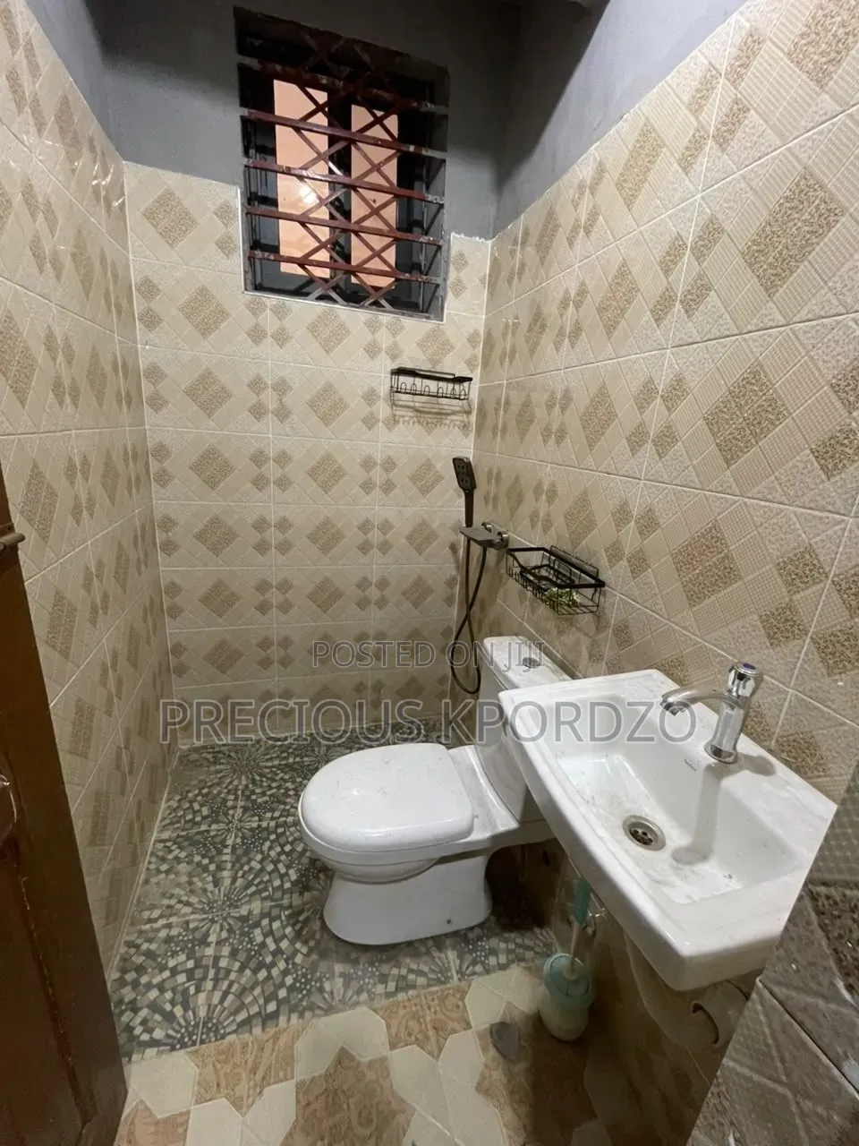 1bdrm Room & Parlour in Lakeside Community 1 for rent