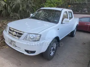 Tata Xenon 2014 White