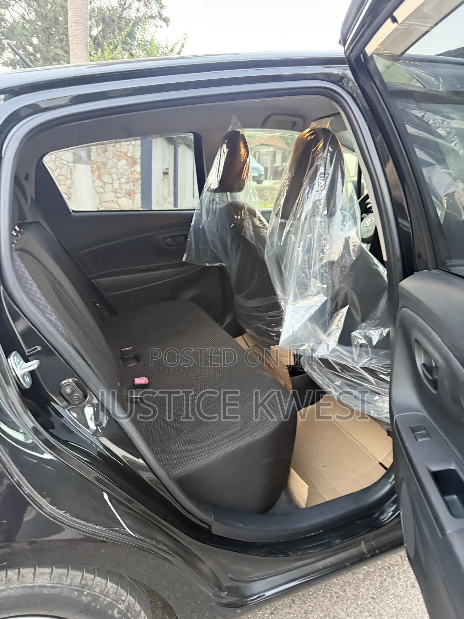 Toyota Vitz 1.5 FWD 5dr 2015 Black