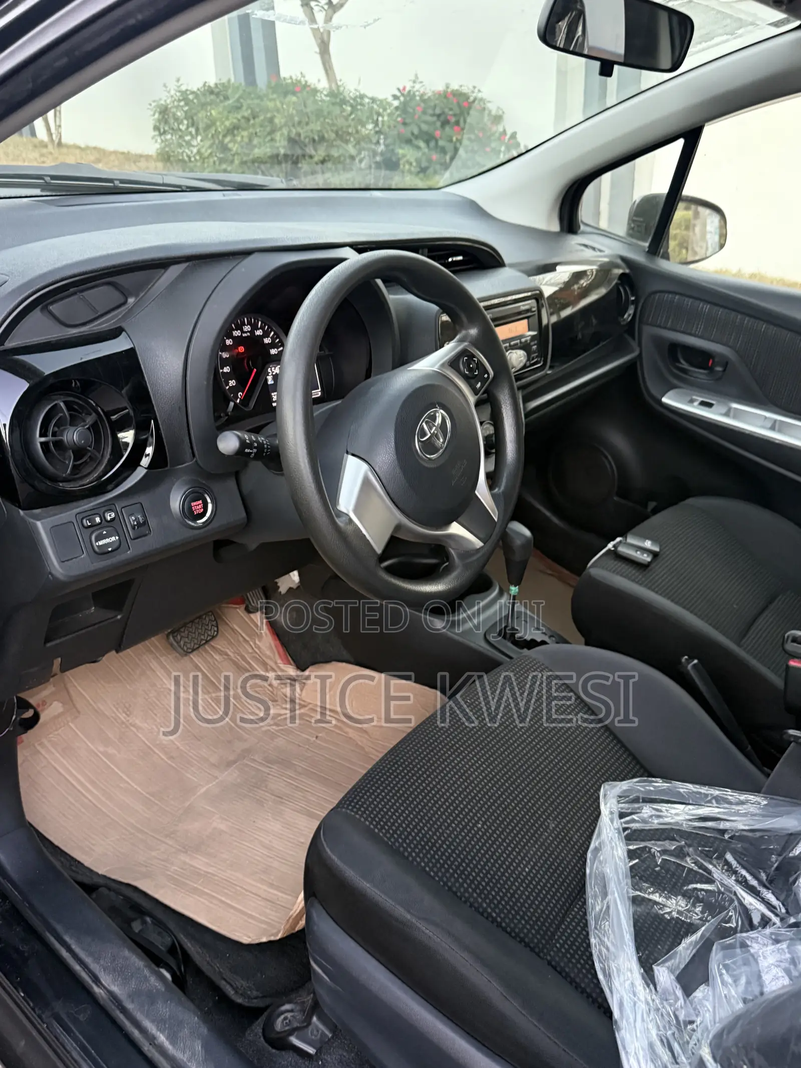 Toyota Vitz 1.5 FWD 5dr 2015 Black