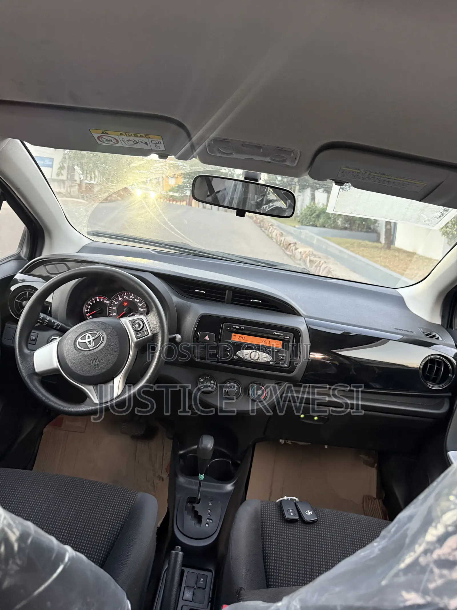 Toyota Vitz 1.5 FWD 5dr 2015 Black