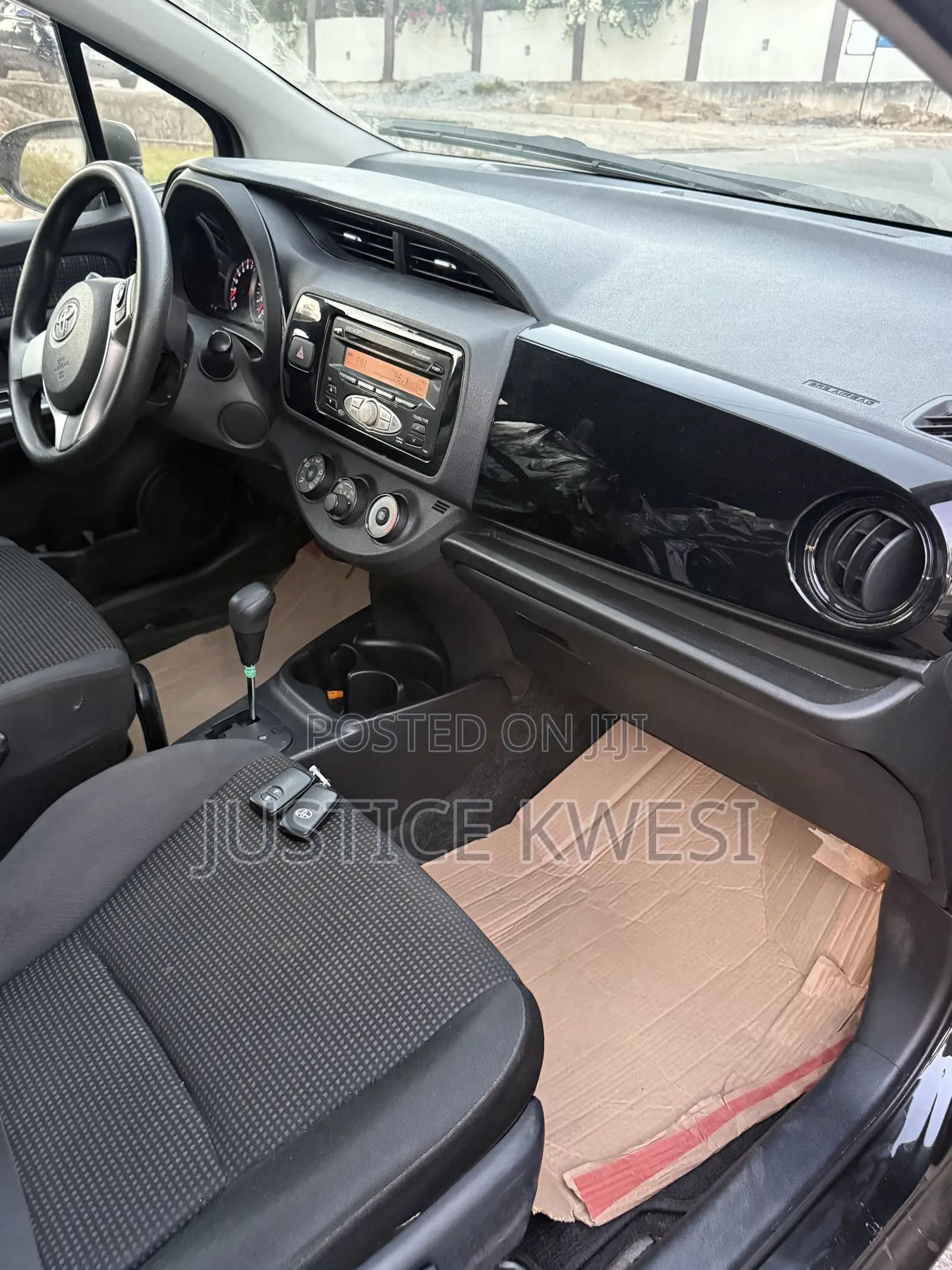 Toyota Vitz 1.5 FWD 5dr 2015 Black
