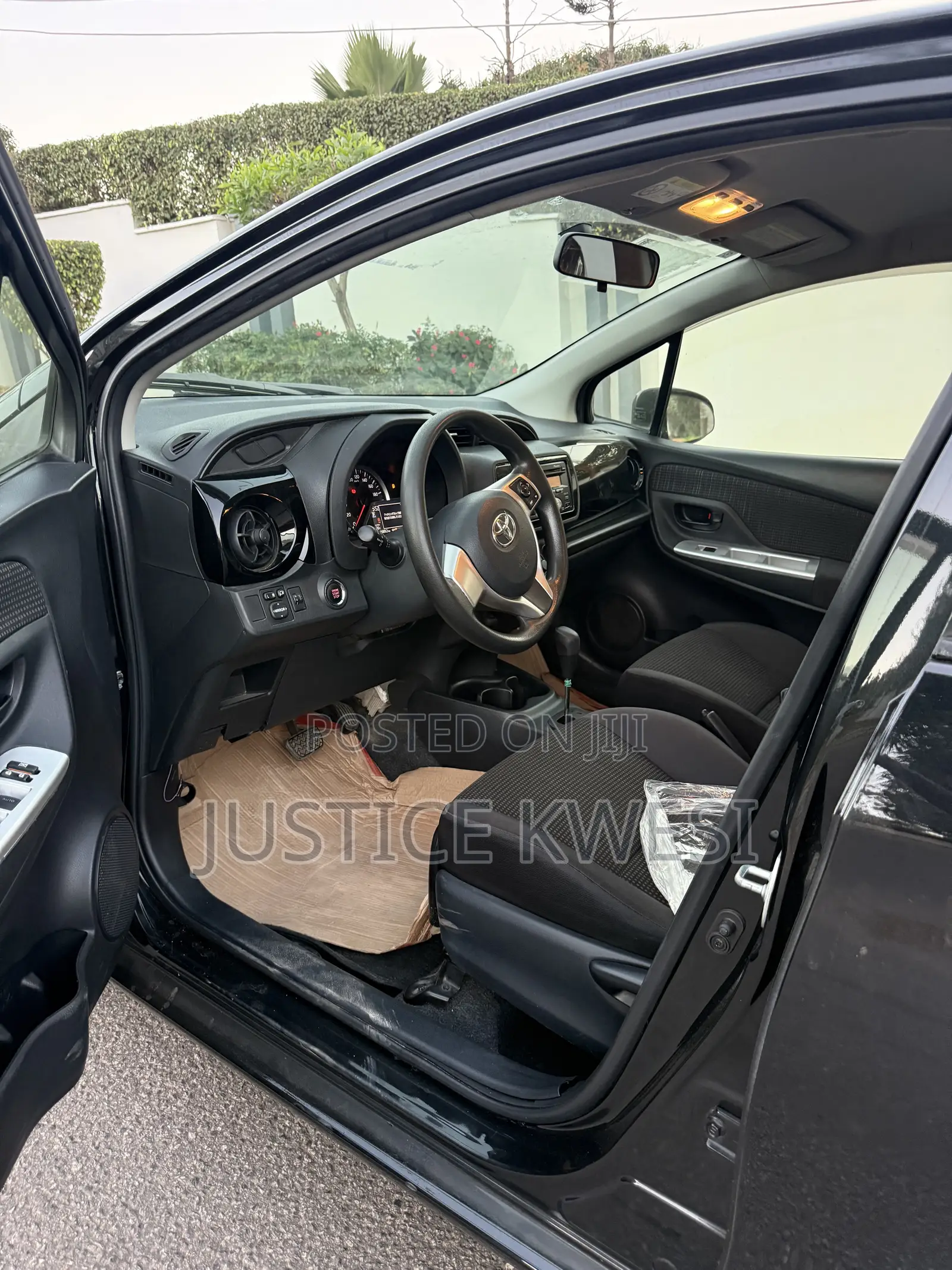 Toyota Vitz 1.5 FWD 5dr 2015 Black