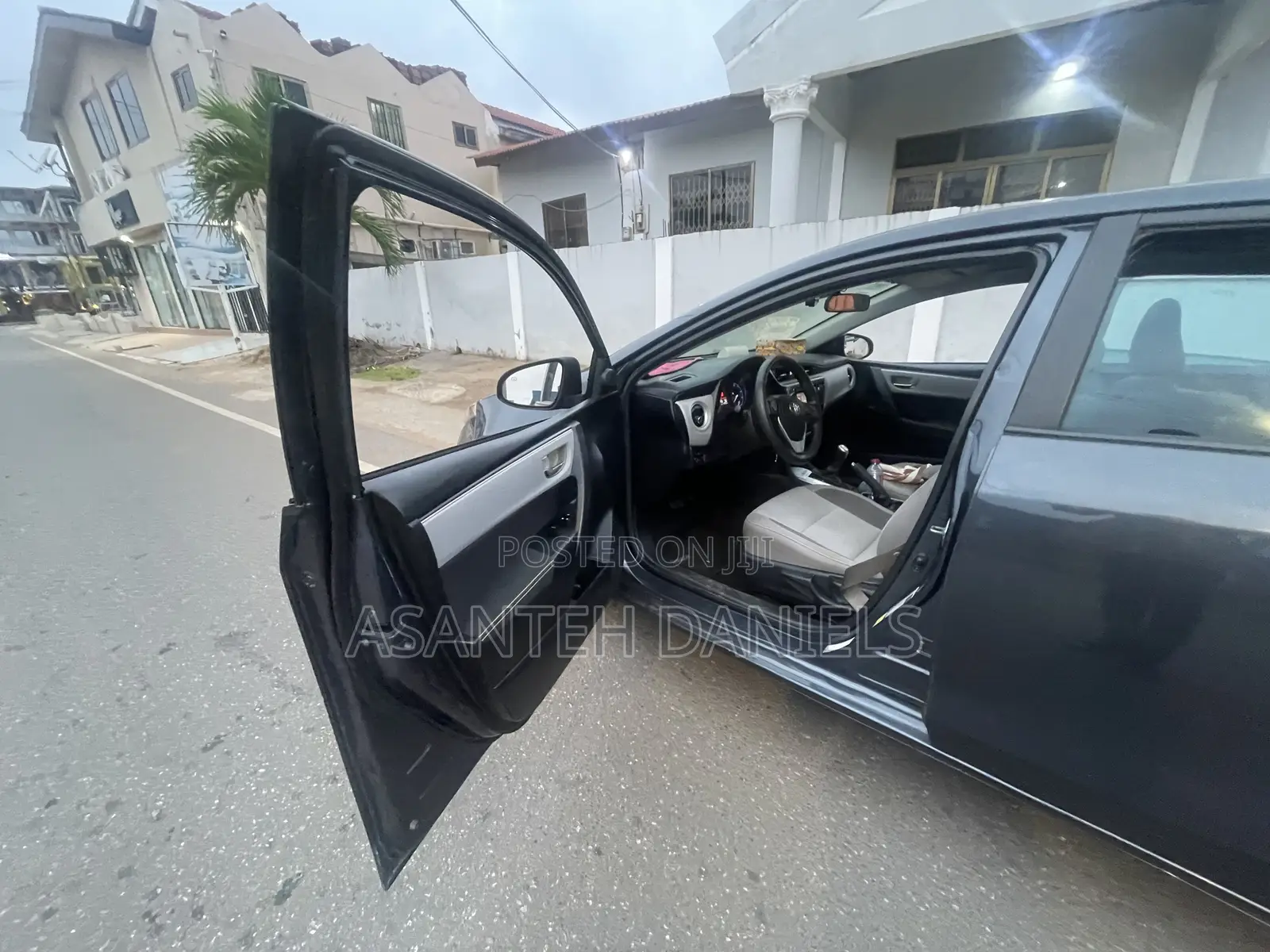 Toyota Corolla LE 4dr Sedan (1.8L 4cyl CVT) 2017 Gray