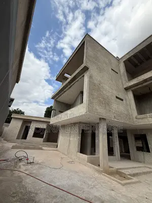8bdrm Mansion in Daban, Kumasi Metropolitan for sale