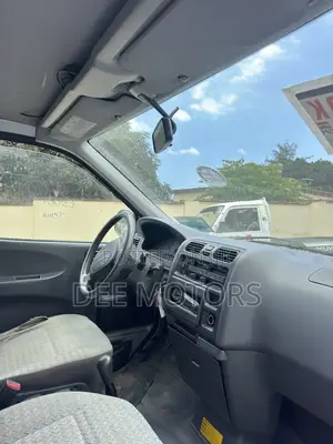 Toyota HiAce 2000 Silver