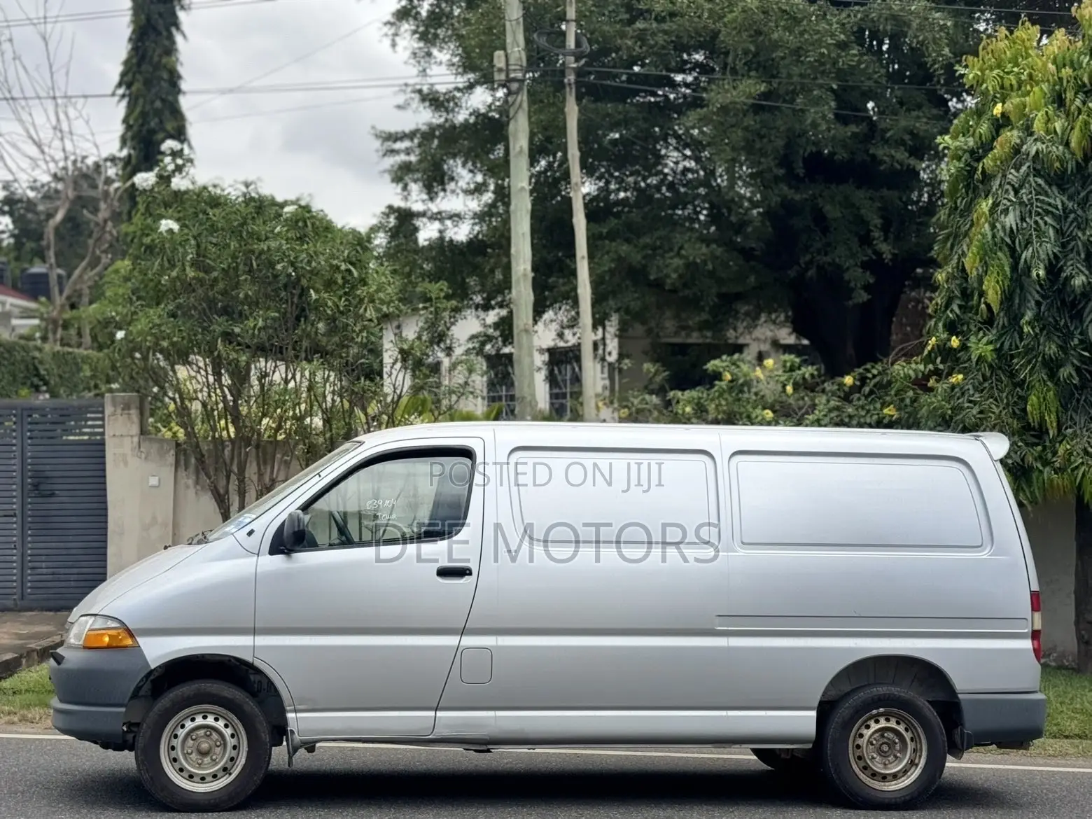 Toyota HiAce 2000 Silver