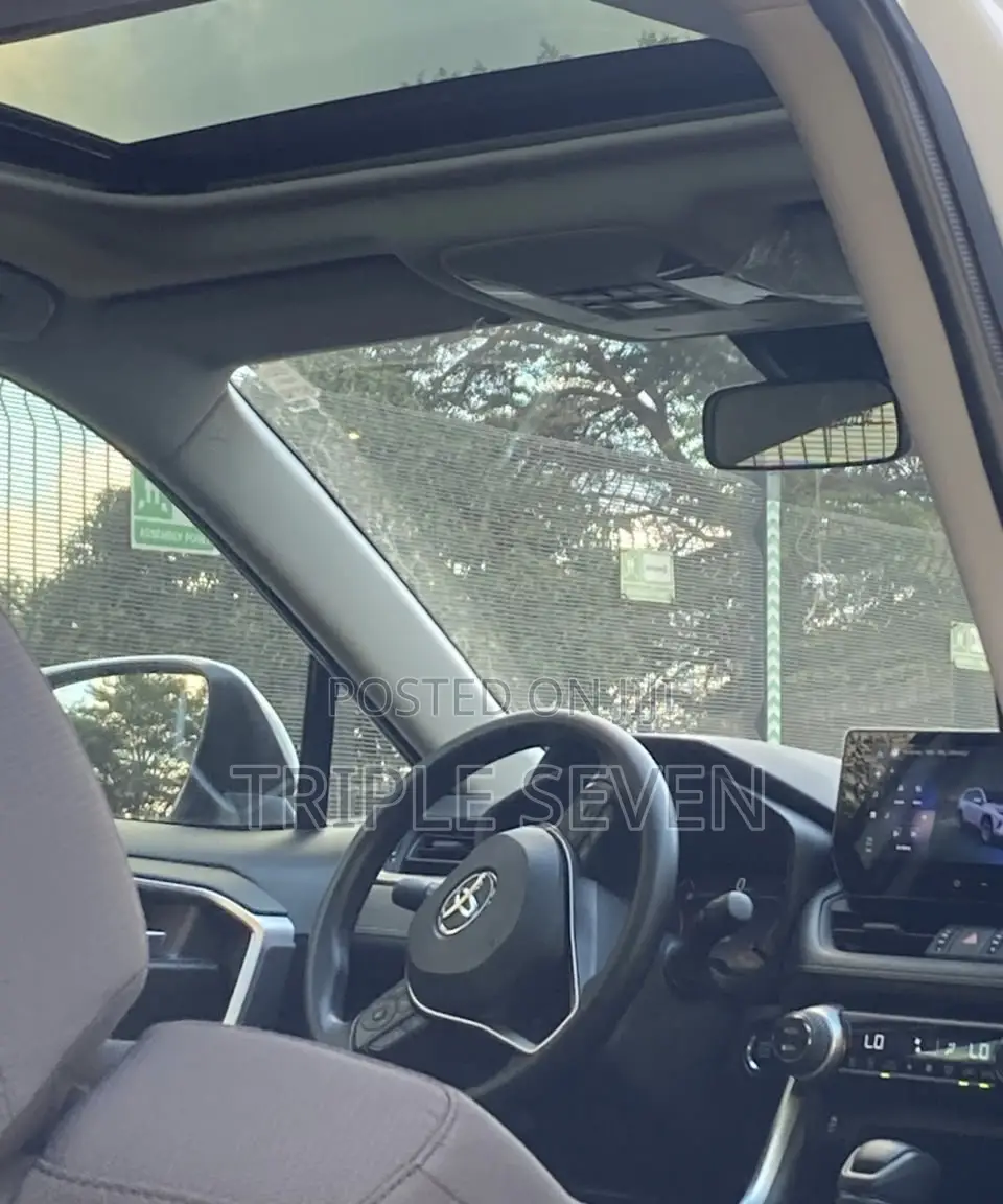Toyota RAV4 XLE 2025 White