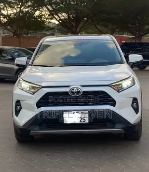 Toyota RAV4 XLE 2025 White