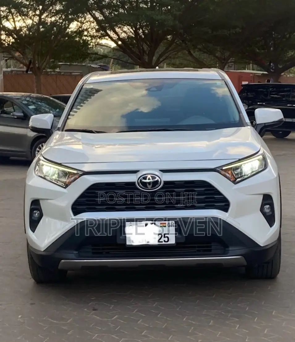 Toyota RAV4 XLE 2025 White