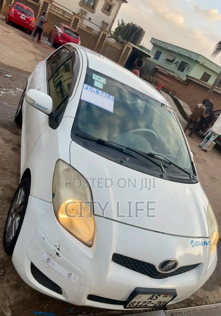 Toyota Vitz 2012 White