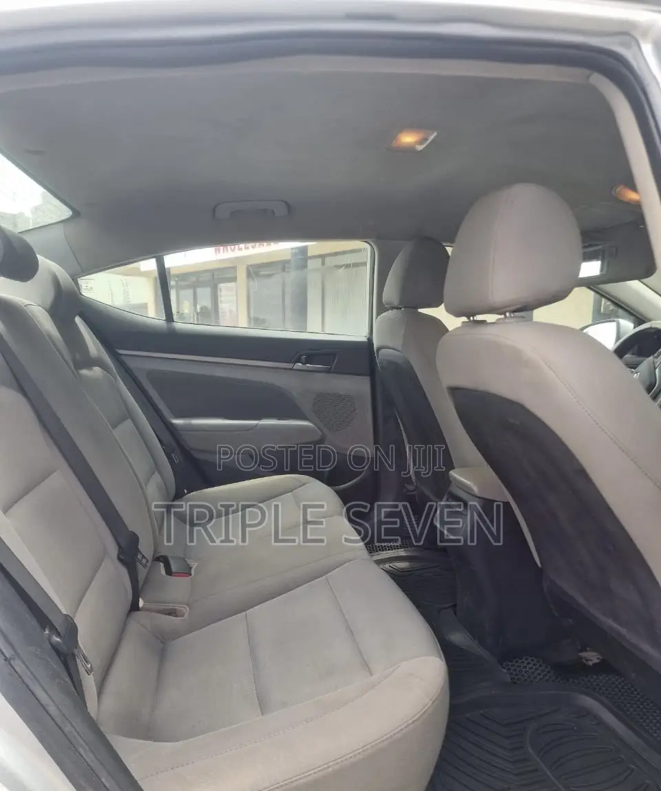 Hyundai Elantra SE Sedan FWD (2.0L 4cyl 6M) 2017 White