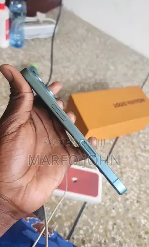 Apple iPhone 16 128 GB Green
