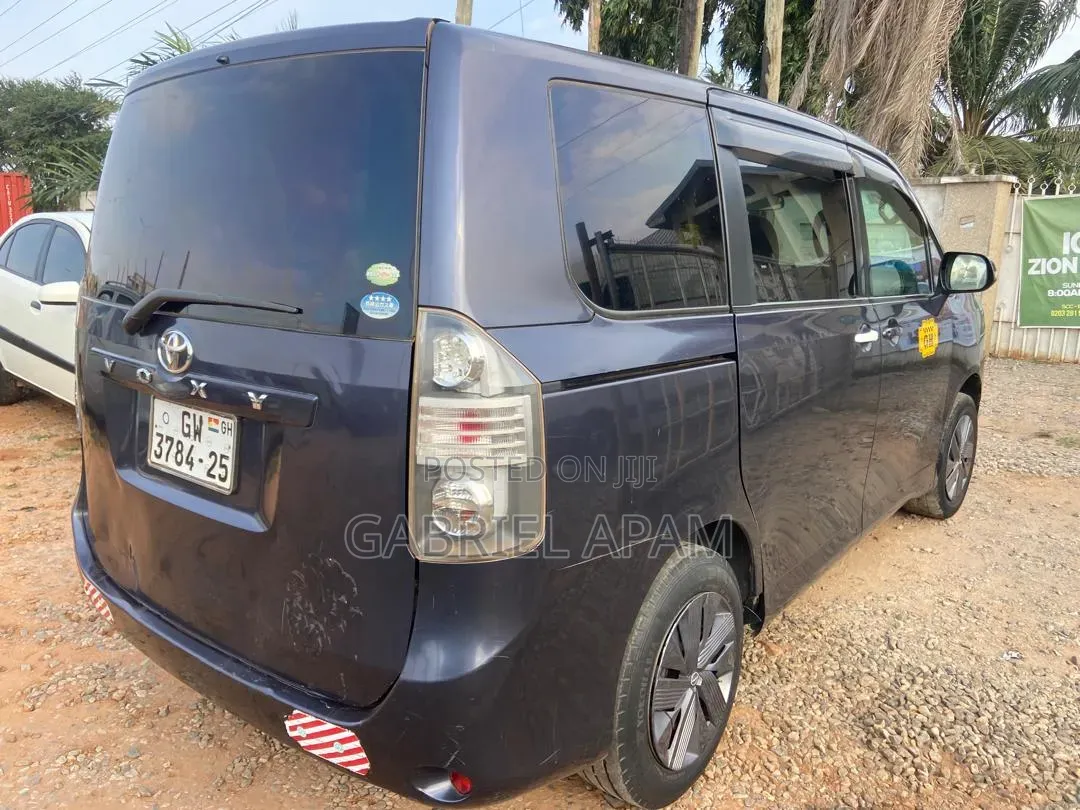 Toyota Voxy 2013 Gray
