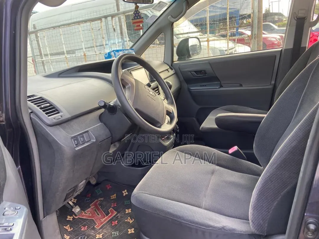 Toyota Voxy 2013 Gray