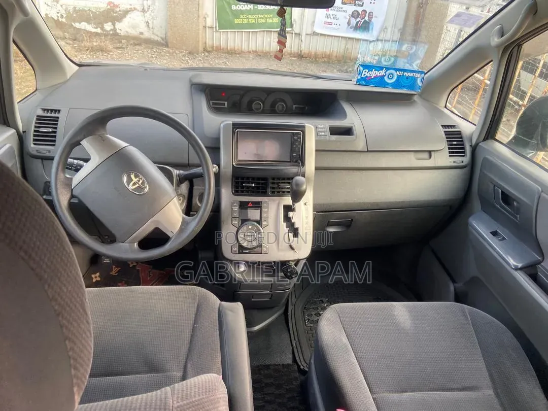 Toyota Voxy 2013 Gray