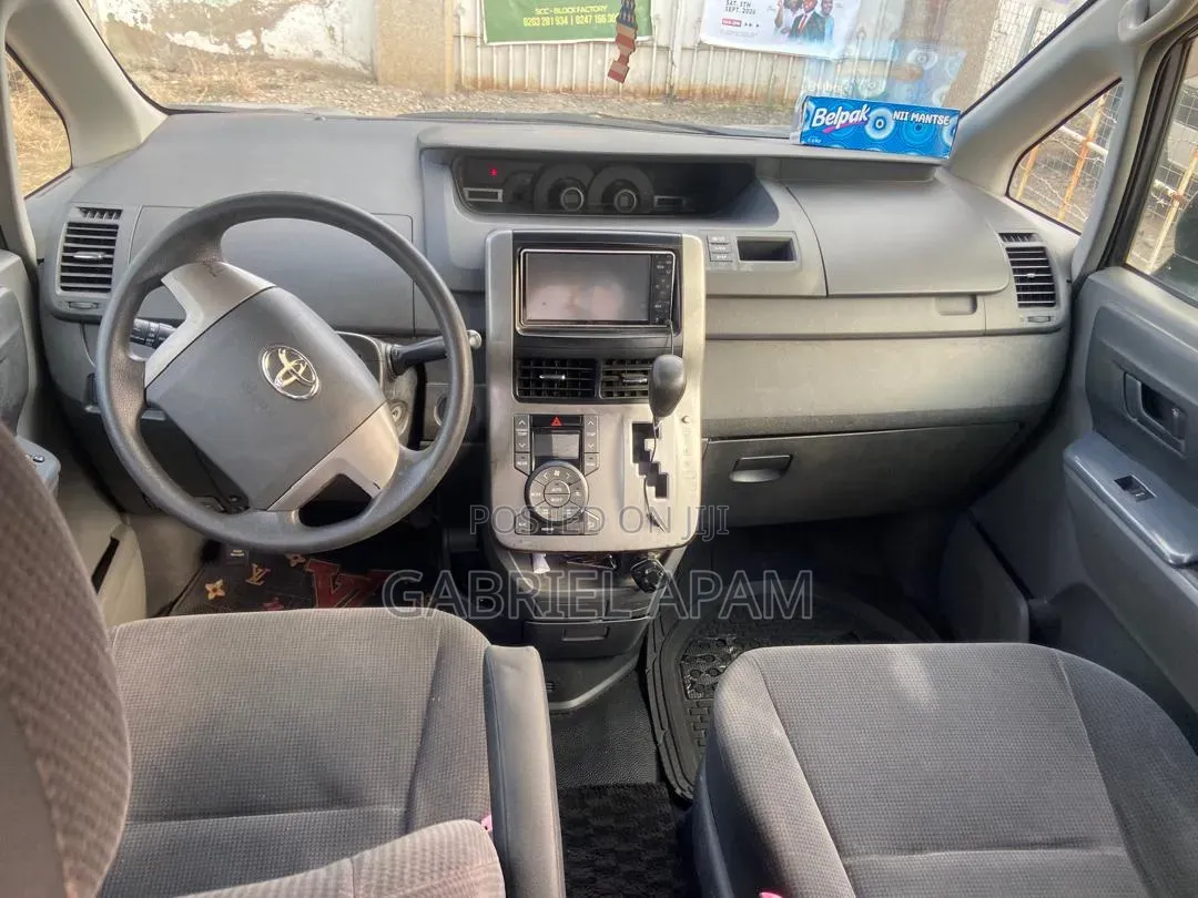 Toyota Voxy 2013 Gray