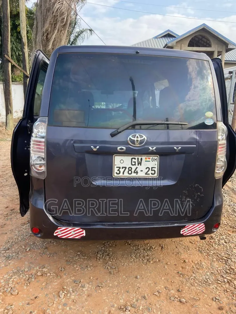 Toyota Voxy 2013 Gray