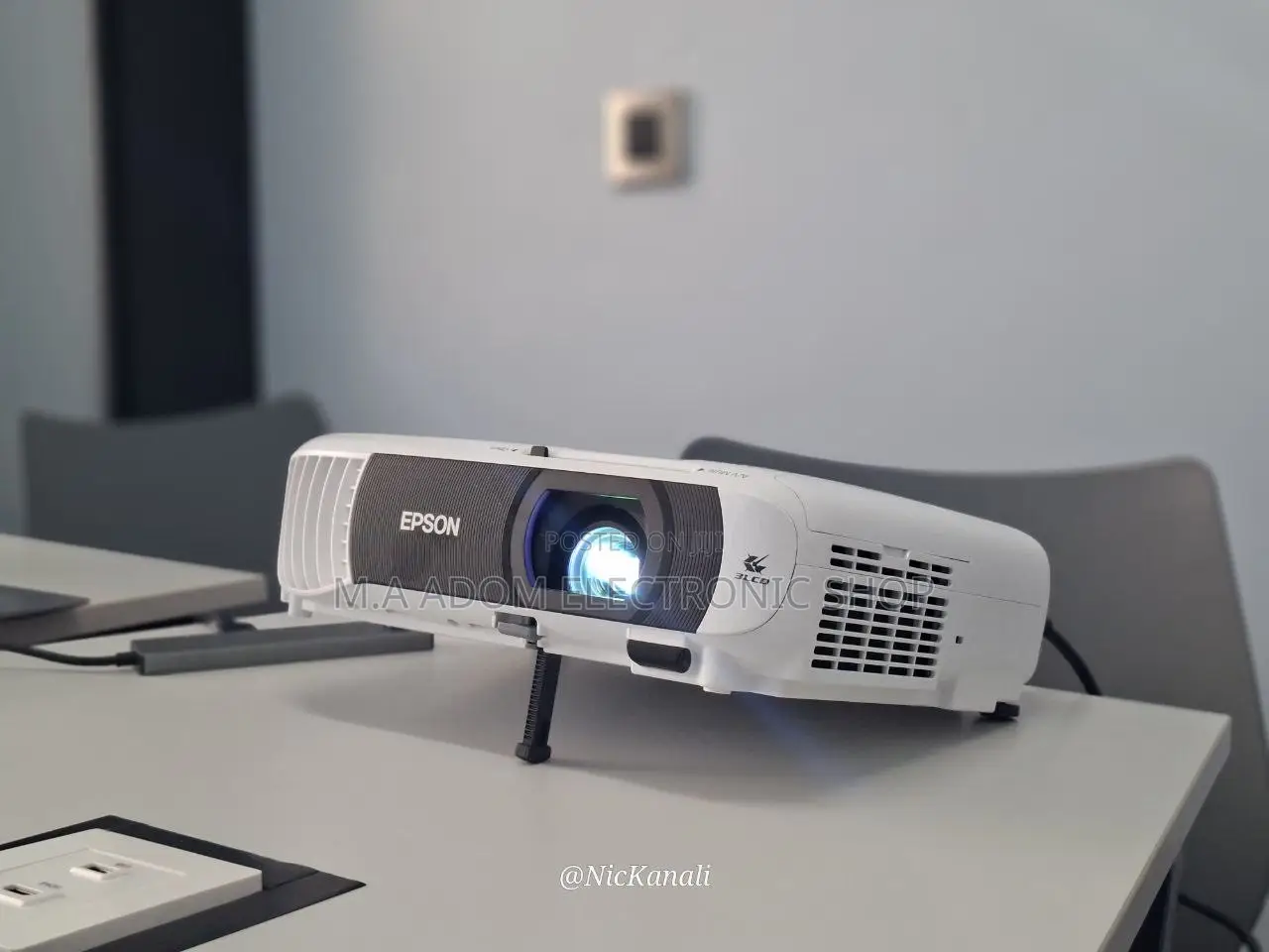 Epson Eb-W55 Bluetooth WiFi Hdmi 4000 Lumen Business & Home Projector