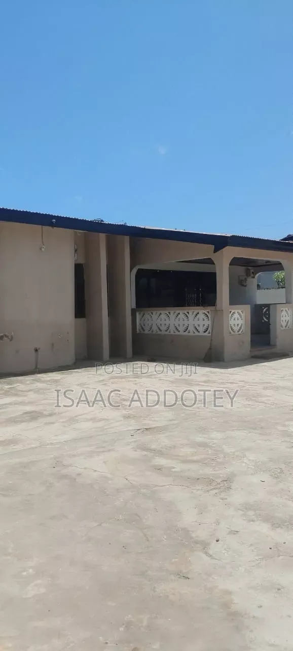 3bdrm House in 3 Bedrm Self, Baatsona Total for rent