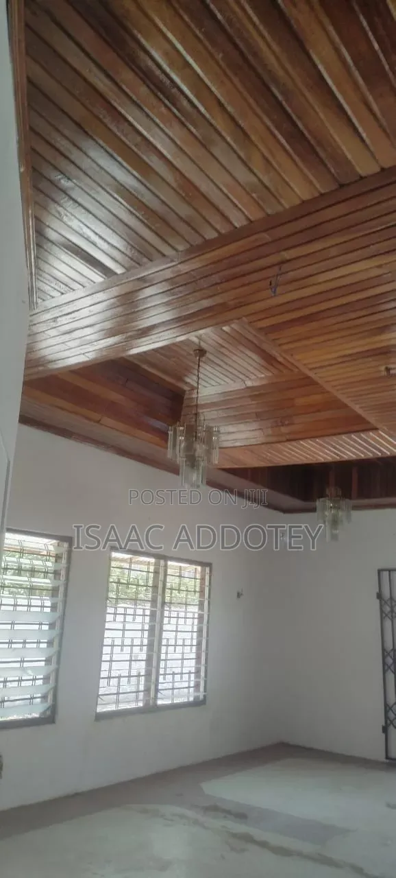3bdrm House in 3 Bedrm Self, Baatsona Total for rent