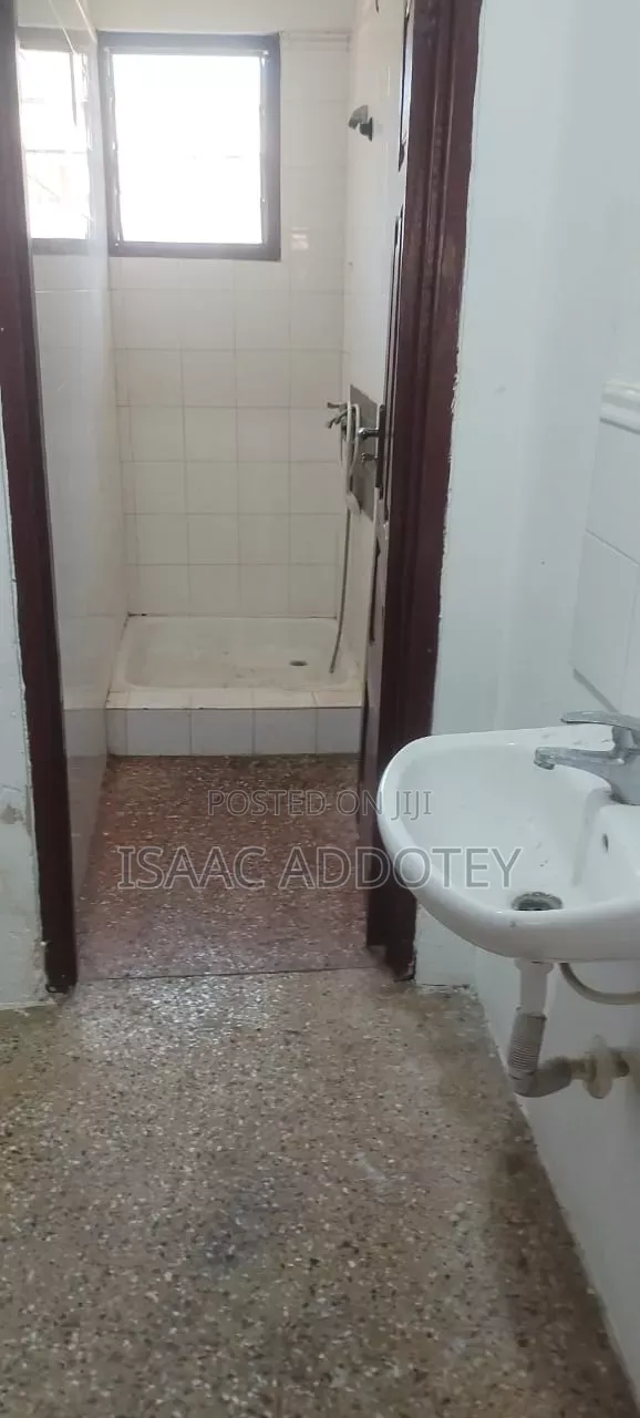 3bdrm House in 3 Bedrm Self, Baatsona Total for rent